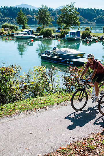 Genussradfahrer entlang des Meridiem Trail in Kärnten
